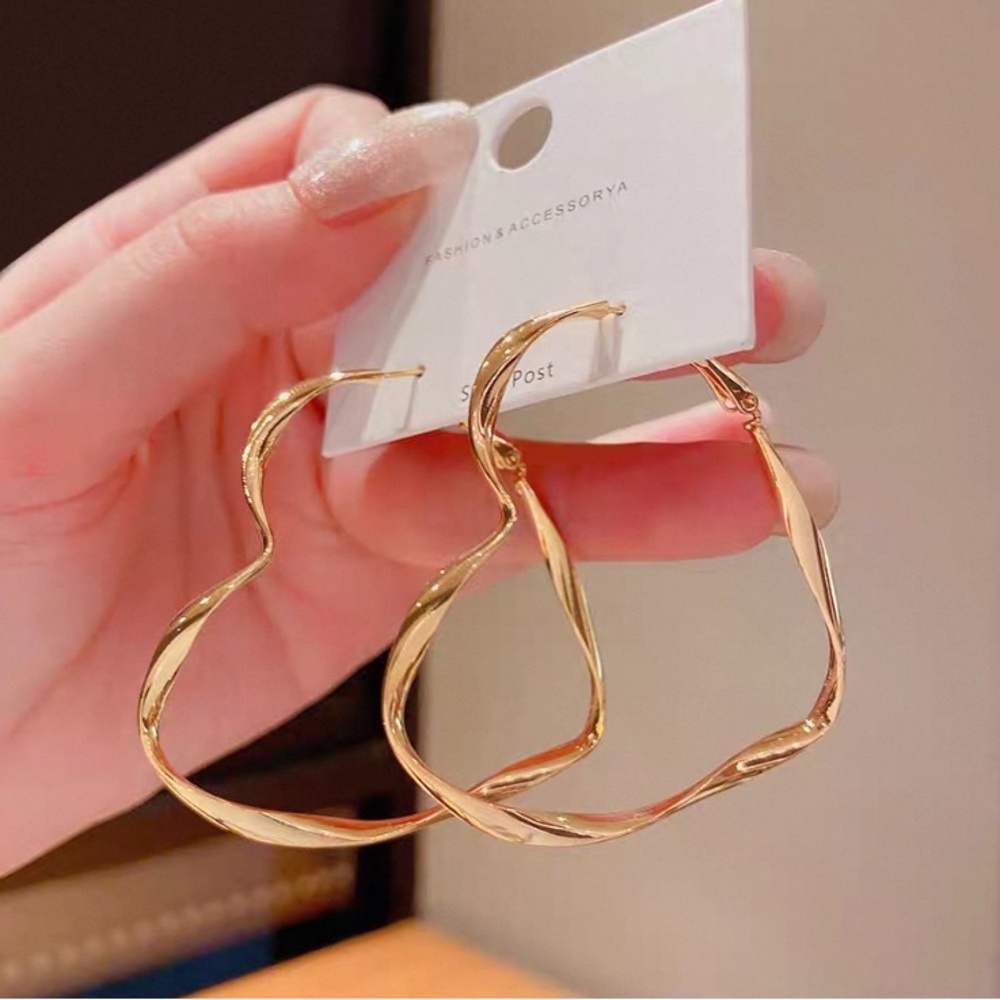 Elegant Gold Tone Heart Twisted Hoop Earrings (NWOT)